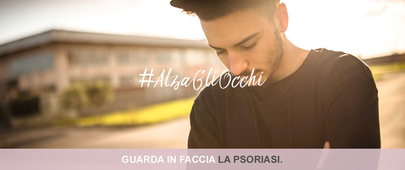 ragazzo con sguardo basso